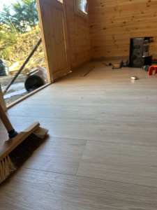 Photo de galerie - Pose parquet flottant dans un chalet.