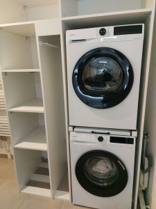 Photo de galerie - Création d,un meuble sur mesure avec rangement. 
Machine à laver et sèche linge plus tiroirs incorporer....