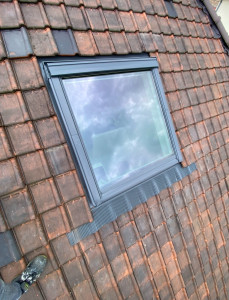 Photo de galerie - Pose d’un Velux neuf effectuée par mes soins – installation propre et étanche. Je pose tous types de Velux (standards et sur mesure)