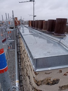 Photo de galerie - Protection cheminée toiture Parisienne