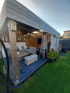 Photo de galerie - Réalisation d'un cabanon avec terrasse couverte.