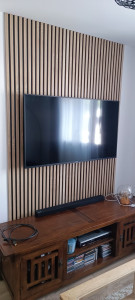 Photo de galerie - Pose de panneaux de revêtement mural avec support télé 