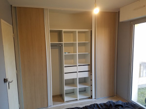 Photo de galerie - Aménagement d'un dressing avec porte coulissante 