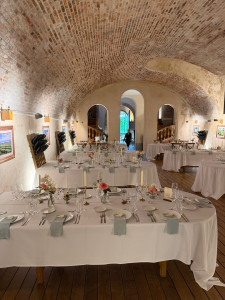Photo de galerie -  Notre équipe prépare et sublime votre salle dans les moindres détails, en respectant les choix et l’univers des mariés, pour offrir à vos invités un décor à la hauteur de ce grand jour.