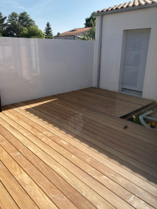 Photo de galerie - Terrasse bois exotique dans un patio