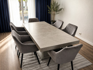 Photo de galerie - Montage de chaises et d’une table
