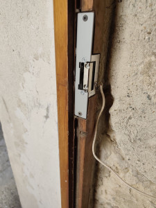 Photo de galerie - Remplacement d'une serrure électrique porte d'entrée 