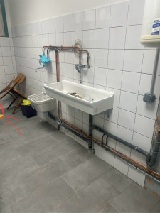 Photo de galerie - Pose d’une grande vasque plus création alimentation , robinetterie et évacuation 