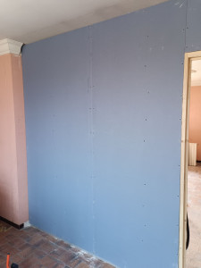Photo de galerie - Création d'une cloison avec isolation phonique entre une chambre et le séjour 