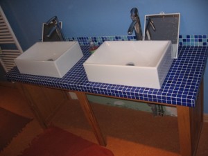 Photo de galerie - une de mes réalisations, lavabos posés sur émaux de Briare                     
