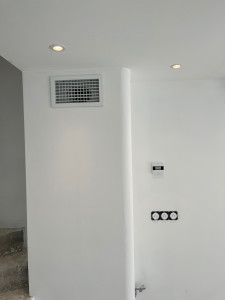 Photo de galerie - Bouche de ventilation d’un guainable avec son thermostat 