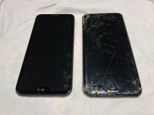 Photo de galerie - A gauche le Huawei P20 lite après réparation 
A droite le Huawei P20 lite avant réparation 
Pour 60€ maxi