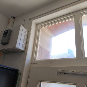 Photo de galerie - APRÈS
Nettoyage approfondi de l’encadrement et des contours, avec élimination de la grande majorité des moisissures et salissures visibles.
