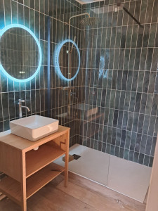 Photo de galerie - Avant y avait une baignoire, ala place du bac a douche, transformation complète 