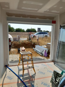 Photo de galerie - Remplacement porte de garage par une baie vitrée 