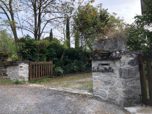 Photo de galerie - Dépose de pierres de taille, piochage de joints délétères pour reprise complète portail de maison particulière. Reconstruction des murs, réfection des scellements pour les gonds des portails, réfection de tous les joints au mortier.