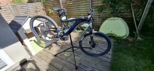 Photo de galerie - Remise en état d'un vélo avec réparation d'une chaîne cassé. 