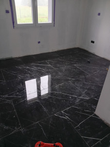 Photo de galerie - Un chantier 120 m² de carrelage à poser c'est du 1 m par 60 qui m'a pris 4 jours