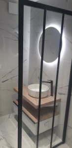 Photo de galerie - Pose meuble suspendu avec miroir  à led et paroi douche imitation verrière 