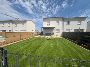 Photo de galerie - Creation de jardin avec pelouse et alvéoles à l’entre 