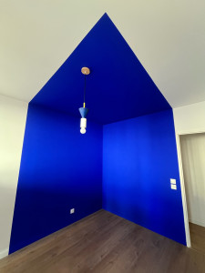 Photo de galerie - Peinture d’une chambre en bleu Klein 