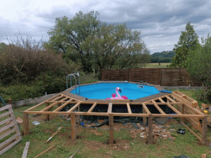 Photo de galerie - Création et aménagement des abords de piscine
Réalisation d’une structure bois sur mesure pour habillage et sécurisation d’une piscine hors-sol. Préparation du terrain, mise à niveau et conception de l’ossature pour un rendu esthétique et durable