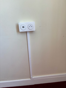 Photo de galerie - Installation d'une double prise en rénovation dans une chambre d'hôtel 