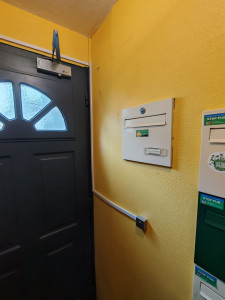 Photo de galerie - Installation d'une ventouse électromagnétique dans un immeuble.