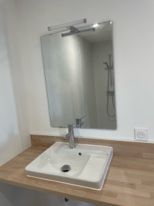 Photo de galerie - Installation vasque avec raccordement eau et évacuation, miroir et lumière 