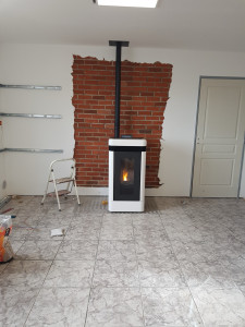 Photo de galerie - Pose de briquette derrière poêle à Pellet
