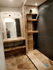 Photo de galerie - Pose de carrelage et travertin dans une salle de douche 