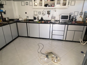 Photo de galerie - Réalisation et montage d'une cuisine équipée en aluminium 