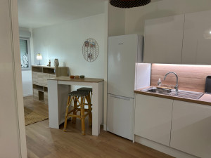 Photo de galerie - Nettoyage post-chantier réalisé pour cette magnifique rénovation d'appartement. Gravats, cartons, polystyrène et poussière ont laissé place à un espace impeccable et prêt à vivre : sols nickel, cuisine étincelante, vitres parfaites.