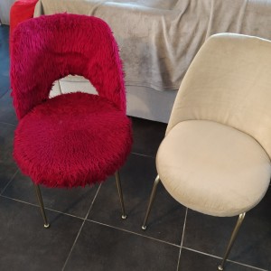 Photo de galerie - Rénovation de chaise en moumoute rouge en un beau velours beige
