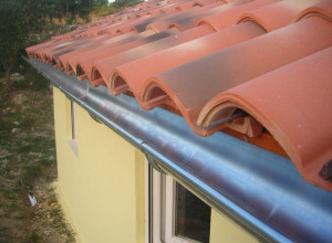 Photo de galerie - Installation de gouttières pour assurer l’évacuation efficace des eaux pluviales.