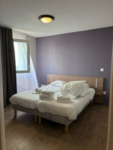 Photo de galerie - Rénovation d’une chambre Appart’City : préparation des murs, peinture, pose du sol PVC et finitions.