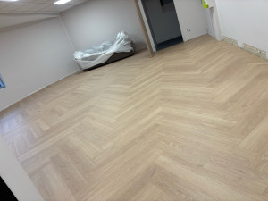 Photo de galerie - Pose de parquet stratifiée en pose bâton rompu 