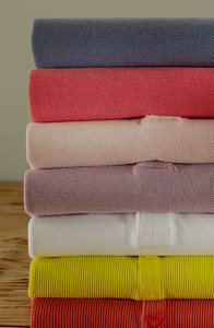 Photo de galerie - Article Prix indicatif Taie d’oreiller 1,20 € Drap plat 3,00 € Drap housse 3,50 € Housse de couette 4,50 € Serviette / drap de bain 1,50 € Nappe 3,50 € Torchons 0,80 € 