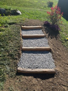 Photo de galerie - Implantation escalier paysager avec du bois de chêne issu de nos arbres, séché et raboter par nos soins. des marches uniques pour nos clients unique. 