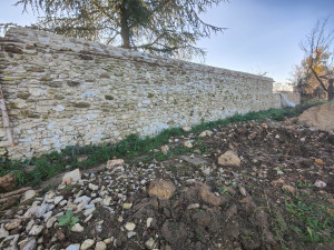 Photo de galerie - Maçonnerie de moellons( pierres de champ)
et tête de mur en arrondie 