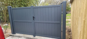 Photo de galerie - Coulage seuil de portail ainsi que le scellement des poteaux et la pose du portail 