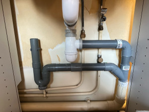 Photo de galerie - Modification des arrivées d’eau, car la cliente souhaite installer un petit lave-vaisselle