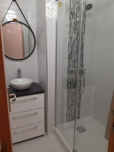 Photo de galerie - Pose meuble salle de bain 
paroi de douche...etc. 
