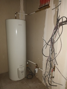 Photo de galerie - Installation du ballon d'eau chaude 