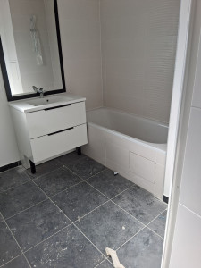 Photo de galerie - Installation meuble vasque baignoire et carrelage 