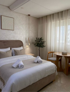 Photo de galerie - Entretien AirBnb. ménage après le départ voyageur d’un Airbnb, changement draps, nettoyage surface (meuble et sol) mis en place premium, chambre prête à accueillir les prochains voyageurs 