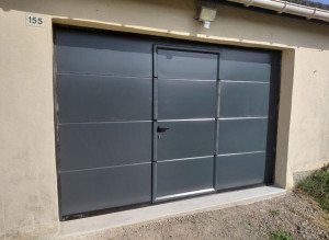 Photo de galerie - Porte de garage sectionnelle portillon intégré et motorisé 