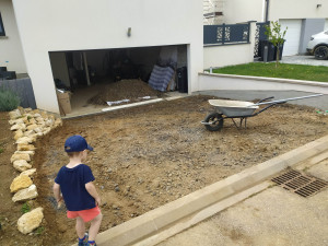 Photo de galerie - Décaissement devant entrée garage, pour un futur abri de jardin, pour une terrasse, pour aménagement autour de votre maison, de votre terrain etc.. 