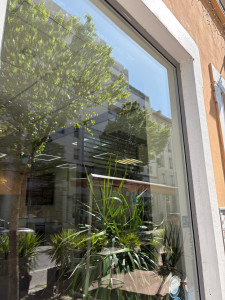 Photo de galerie - Vitres nettoyées pour un restaurant à Villeurbanne  Résultat garanti, intervention rapide. Contactez-moi pour un devis !