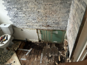 Photo de galerie - Rénovation complète de salle de bain : dépose de l’existant, placo, enduits, faïence murale, parquet au sol, peinture et installation des sanitaires (WC et baignoire).